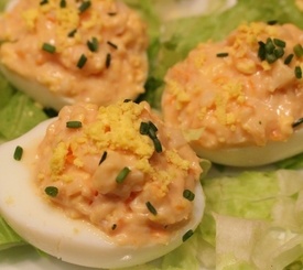 Huevos rellenos de mejillones y surimi con salsa rosa