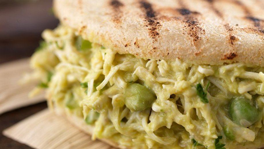 Receta de arepas con pollo, aguacate y mayonesa: la Reina Pepiada