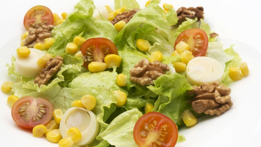 Ensalada de escalora con nueces y maiz