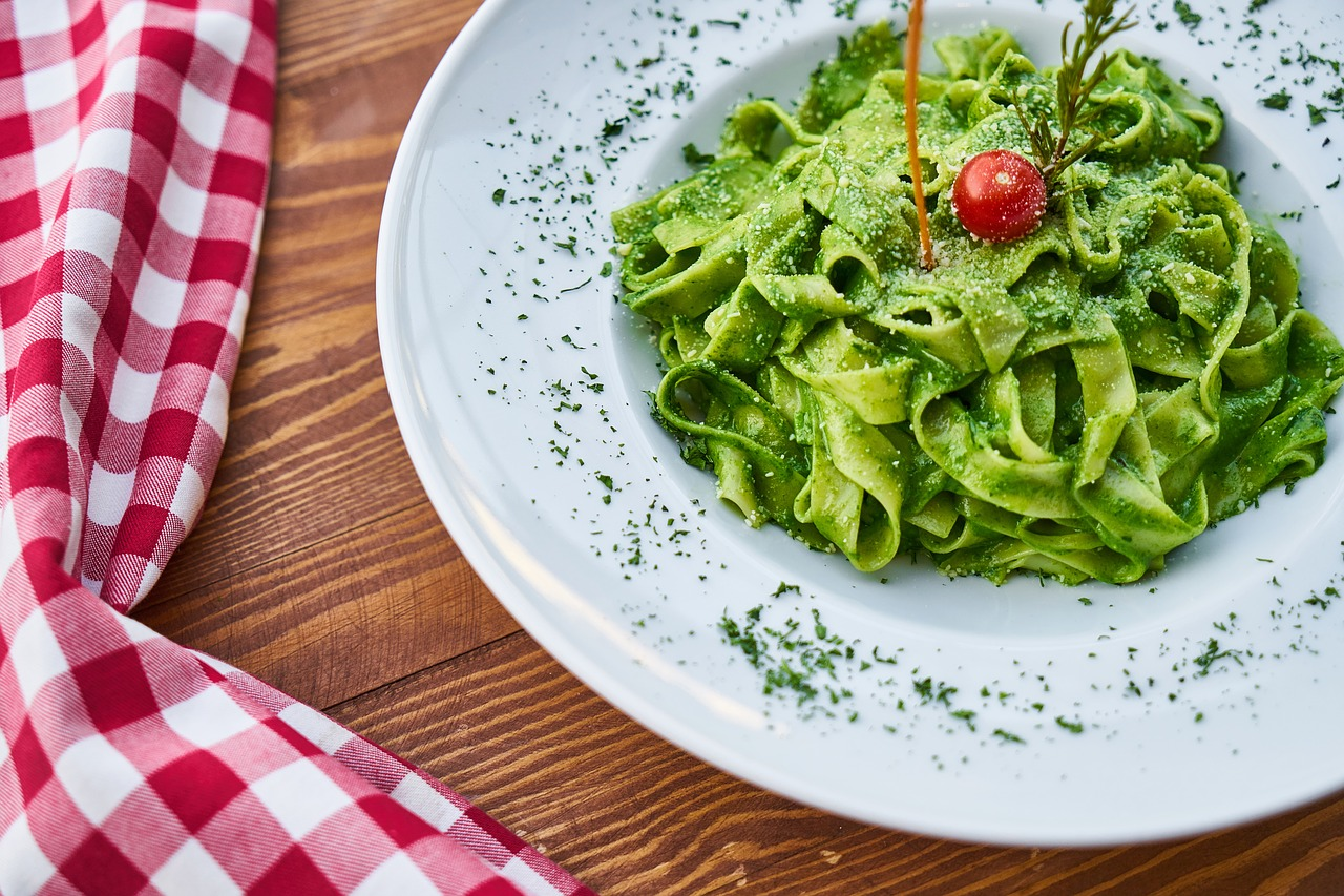 Fetuccine con salsa verde y trucha ahumada