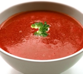 Sopa caprese de tomate con mozzarella