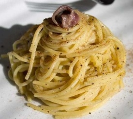 Espaguetis con anchoas: fácil y rico